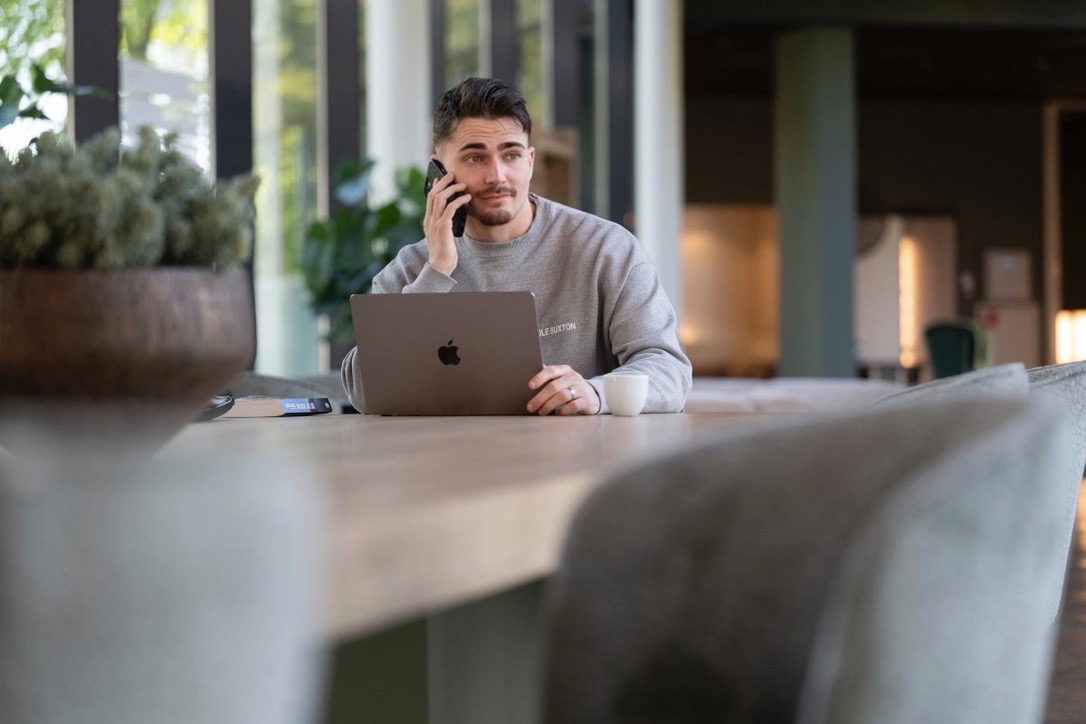 Tommy La Haije aan het werk vanaf zijn laptop